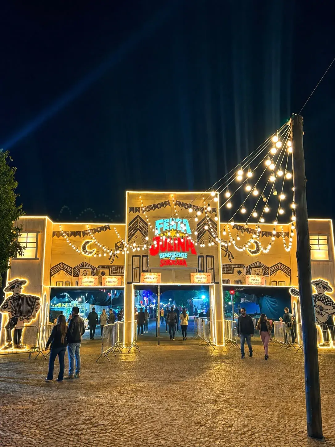 Portal iluminado da Festa Julina de Sorocaba