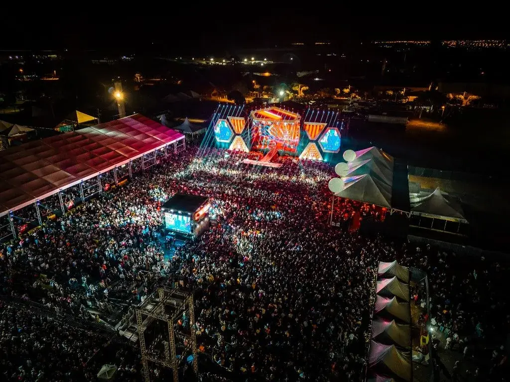 Vista aérea e público da Expo Araçatuba