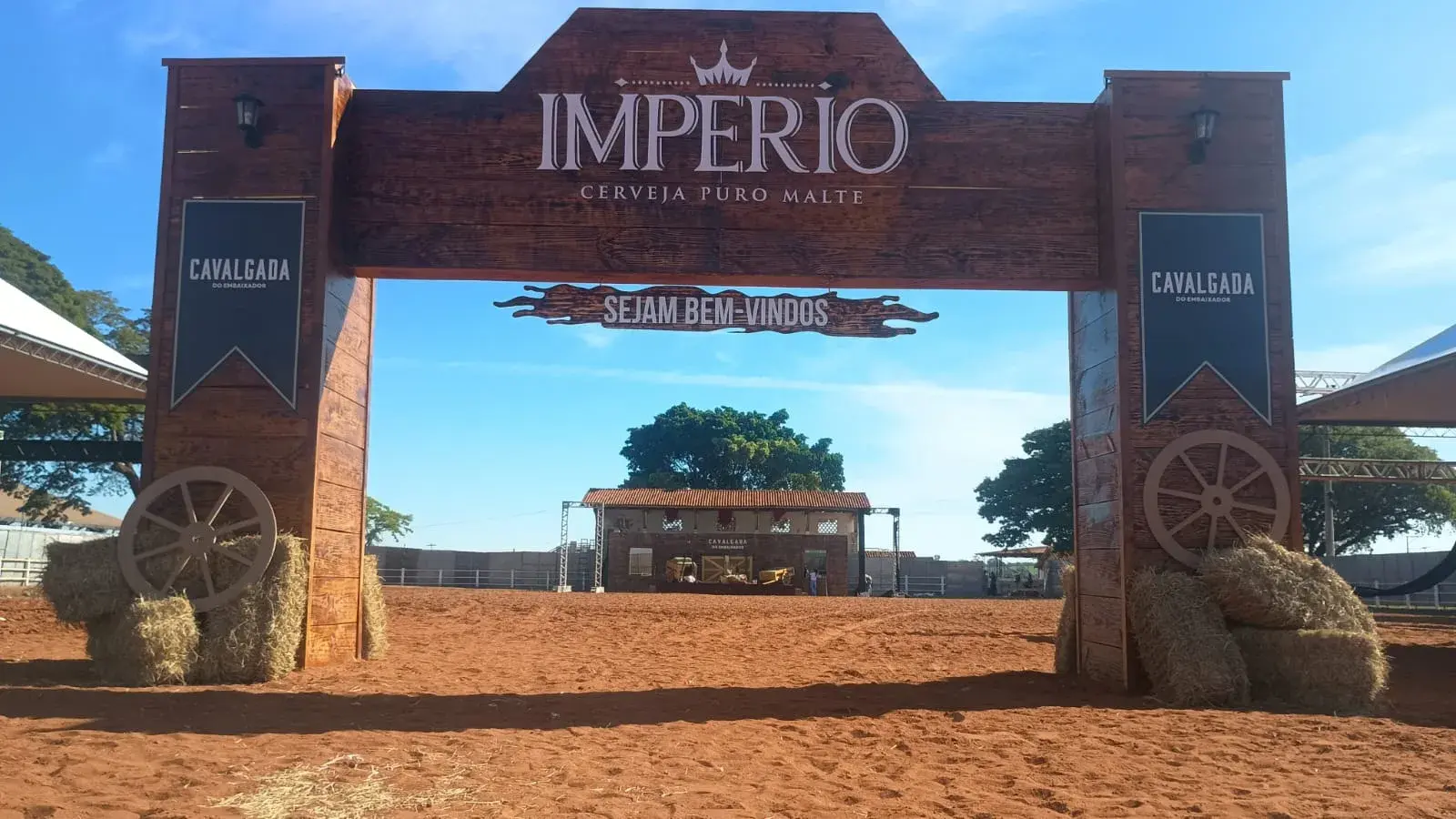 Cenário Império com trono de couro e elementos de madeira