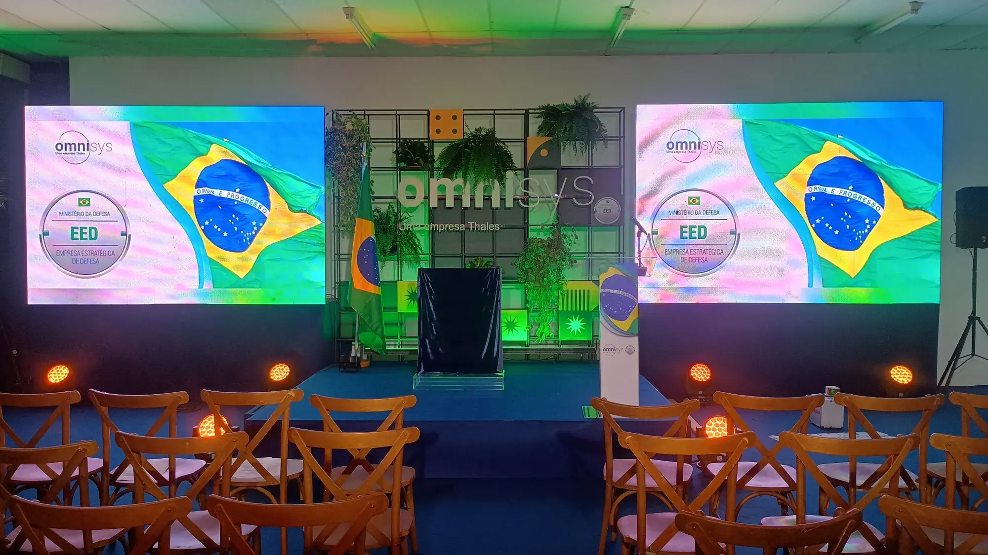 Palco corporativo com painéis de LED da Omnisys